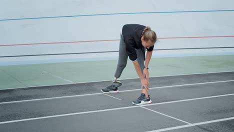 Läufer-Mit-Beinprothese-Bereitet-Sich-Auf-Das-Training-Auf-Der-Strecke-Vor.-Frau-Streckt-Körper