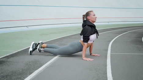 Behinderte-Frau-Praktiziert-Yoga-Im-Stadion.-Sportlerin-Trainiert-Auf-Der-Strecke