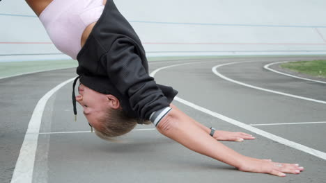 Atleta-Con-Prótesis-De-Pierna-Practicando-Yoga-En-Pista.-Dama-Entrenando-Al-Aire-Libre