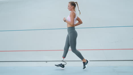 Behinderter-Sportler-Joggt-Im-Stadion.-Läuferin-Trainiert-Auf-Der-Sportstrecke