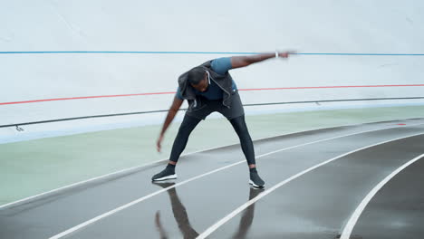 Männlicher-Läufer-Bereitet-Sich-Auf-Das-Training-Auf-Der-Sportstrecke-Vor.-Mann,-Der-Draußen-Trainiert