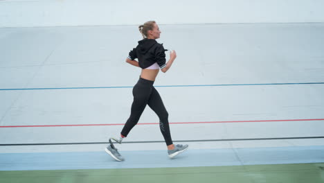 Behinderte-Läuferin-Beginnt-Auf-Der-Strecke-Zu-Laufen.-Jogger-Trainiert-Im-Stadion