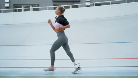 Läufer-Mit-Künstlichem-Glied-Beim-Training-Im-Freien.-Sportlerin-Joggt-Im-Stadion