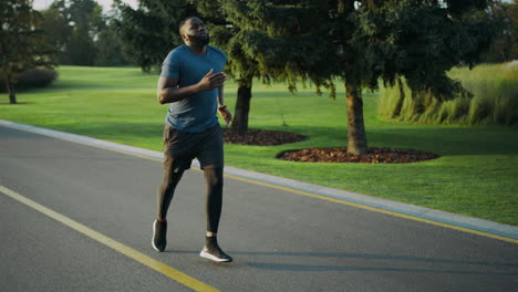 Corredor-Afroamericano-Corriendo-En-El-Parque.-Deportista-Haciendo-Ejercicios-Cardiovasculares-Al-Aire-Libre