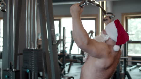 Sexy-santa-doing-bench-press-at-gym.-Fit-man-training-in-sport-club-in-santa-hat