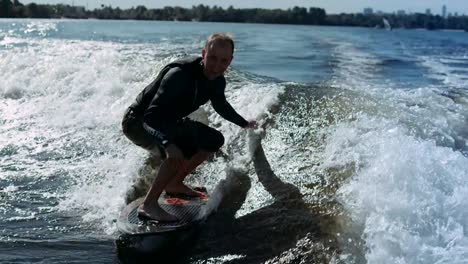 Sportler-Surft-Auf-Wellen-In-Zeitlupe.-Fahrer-Macht-Wake-Surf-Stunt