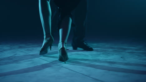 Nahaufnahme-Der-Beine-Der-Tänzer,-Die-Drinnen-Tanzen.-Partnerfüße-Machen-Lateinamerikanische-Tanzschritte.