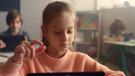 Student-Lernt-Auf-Digitalem-Tablet.-Mädchen-Benutzt-Touchpad-Auf-Tablet-Computer
