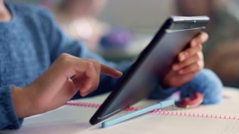 Studentenhand-Mit-Digitalem-Tablet.-Mädchen-Macht-Unterrichtsarbeit-Am-Tablet-Computer