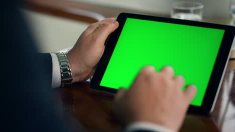 Nahaufnahme-Eines-Grünen-Tablet-Bildschirms-Im-Luxusbüro.-Mann-Wischt-Modellgerät-Mit-Der-Hand