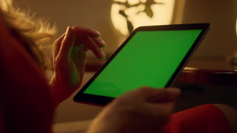 Passenger-using-green-tablet-in-private-jet.-Hands-scroll-chroma-key-pad-closeup