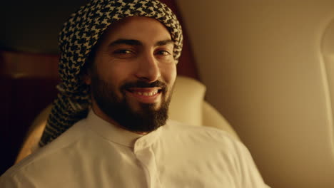 Lächelnder-Arabischer-Mann-Posiert-Am-Flugzeugfenster-In-Nahaufnahme.-Glückliche-Geschäftsreise