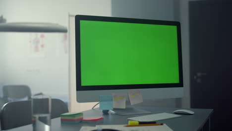 Green-Screen-Arztcomputer-Auf-Dem-Schreibtisch-Der-Klinik-Aus-Nächster-Nähe.-Technologie-Im-Gesundheitswesen.