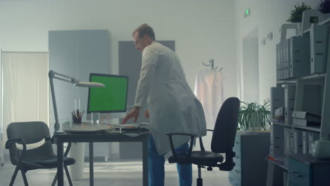 Moderner-Computer-Mit-Grünem-Bildschirm-In-Der-Arztpraxis.-Ärzte-Arbeiten-Mit-Technologie.