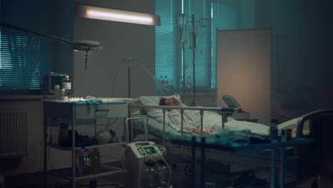 Patient-Liegt-Mit-Sauerstoffmaske-Auf-Der-Krankenstation.-Modernes-Operationssaal-Interieur.