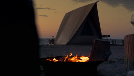 Menschen-Genießen-Camping-Sonnenuntergangsstrand-In-Der-Nähe-Von-Lagerfeuer-Auf-Meereslandschaft.-Entspannungskonzept.