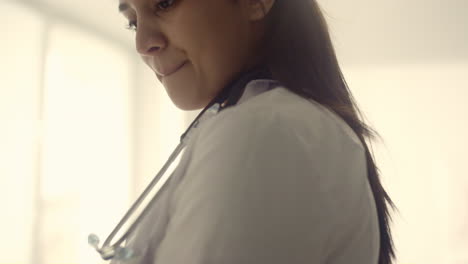 Mujer-Doctora-Usando-Tableta-En-La-Clínica-De-Cerca.-Retrato-Dama-Médico.