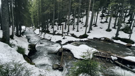 Flusswasserwasserfall-In-Der-Natur.-Kleiner-Flusswasserfall-Im-Winterhintergrund.