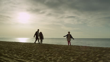 Fröhliche-Familie-Am-Strand,-Sonnenuntergang,-Himmel,-Ozean.-Menschengruppenspaziergang-An-Der-Meeresküste.