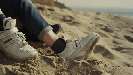 Paar-Beine-Spielen-Sand-Am-Meer.-Menschen-Schuhe-Bewegen-Sich-Zu-Einem-Romantischen-Date-In-Der-Natur.