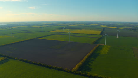 Luftaufnahme-Eines-Windmühlenparks,-Der-Ökostrom-Für-Eine-Nachhaltige-Entwicklung-Erzeugt.