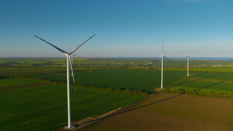 Blick-Auf-Fortschrittliche-Windkraftanlagen,-Die-Umweltfreundlichen-Strom-Erzeugen.