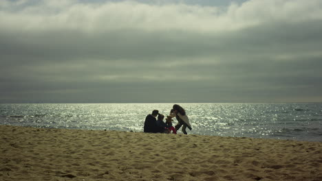 Gente-Tomando-Fotos-En-La-Playa-Junto-Al-Mar.-La-Familia-Joven-Disfruta-Haciendo-Fotografías-En-Un-Día-Soleado.