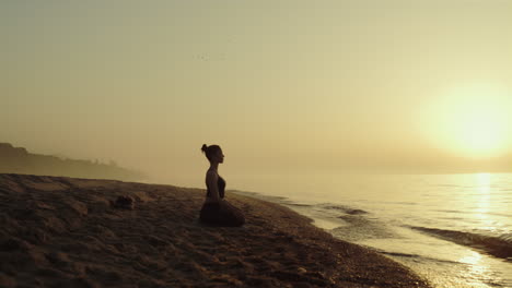 Mujer-De-Yoga-Practicando-Meditación-En-La-Playa-De-Arena.-Señora-Relajándose-En-La-Naturaleza.