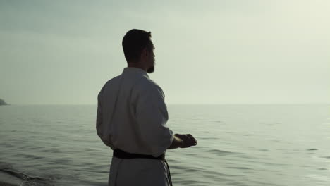 Karate-Kämpfer-Perfektioniert-Seine-Kampftechnik-Bei-Sonnenuntergang.-Mann-übt-Taekwondo.
