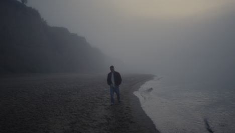 Einsamer-Kerl,-Der-Am-Nebligen-Sonnenaufgangsmorgen-Am-Strand-Spazieren-Geht.-Mann-Erkundet-Die-Natur-Im-Nebel