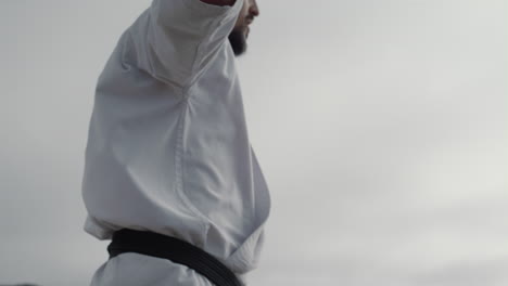 Hombre-De-Kungfu-Practicando-Artes-Marciales-En-La-Playa-De-Cerca.-Entrenamiento-De-Luchador-De-Karate.