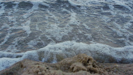 Nahaufnahme-Blauer-Meereswellen,-Wasserwaschfußspur-Am-Sandstrand.-Naturhintergrund
