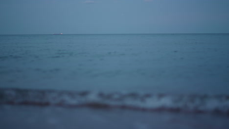 Meereslandschaft-Am-Späten-Abend-Vor-Dunkelblauem-Sonnenuntergangshimmel.-Beruhigendes-Wasserschäumen.