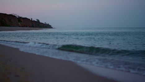 Ruhige-Morgendliche-Sandstrand-Meereslandschaft-Bei-Kaltem-Abendsonnenuntergang.-Blaues-Meerwasser