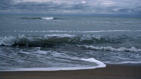 Meereswellen-Stürzen-Am-Strand-Auf-Dunklem,-Stürmischem-Wetter-An-Der-Küste-Des-Ozeans-Ab.