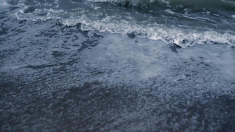 Blaue-Wellen,-Die-Auf-Den-Hintergrund-Des-Ozeans-Krachen.-Wasserschaumspritzer-Im-Meeresnatur-Tsunami.
