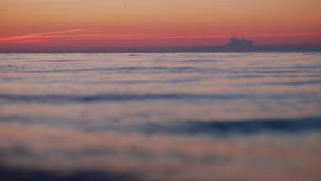 Meereshorizont-Skyline-Am-Orangefarbenen-Sonnenaufgangsmorgen.-Blaue-Wasserwellen-Plätschern-Am-Strand