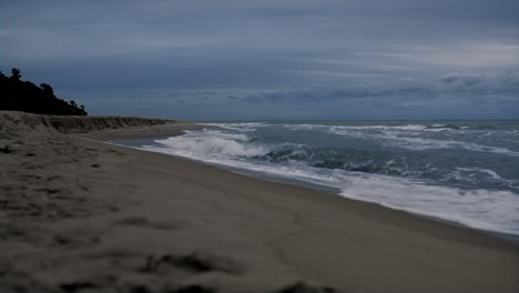Playa-Que-Asalta-Las-Olas-Del-Mar-En-El-Fondo-Del-Paisaje-Del-Océano-Oscuro.-Concepto-De-Naturaleza.