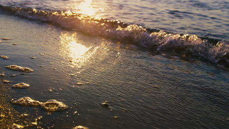 Ruhige-Meereswellen-Plätschern-Am-Strandsand-Am-Sonnigen-Morgen.-Goldener-Sonnenaufgang-Reflektiert