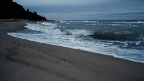 Meereswellen-Plätschern-Am-Sandstrand-Mit-Blick-Auf-Das-Meer-Am-Abend.-Konzept-Des-Dunklen-Wassers