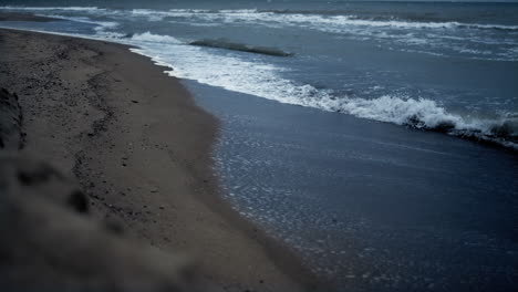 Strandwellen-Krachende-Sandküstenlandschaft.-Blauer-Ozean,-Der-Die-Küstennatur-Plätschert
