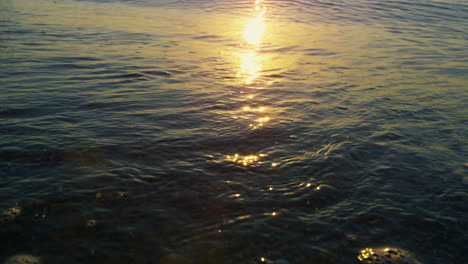 Sonnenlichtreflexion-In-Meereswellen,-Die-Bei-Goldenem-Sonnenaufgang-Strandsand-Spritzen