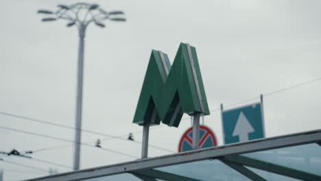 Señal-De-Metro-Entrada-De-La-Estación-De-Metro-Al-Metro-En-La-Ciudad-Urbana.