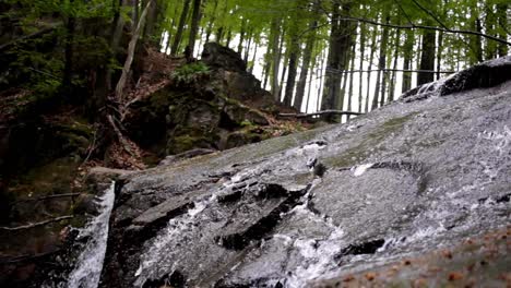 Fließendes-Wasser-In-Felsiger-Landschaft-Im-Wilden-Wald.-Wasserstrom-Auf-Felsigem-Pfad