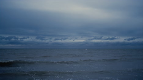 Dunkler-Meereslandschaftshintergrund-Bei-Stürmischem-Wetter.-Blaue-Naturszene-Mit-Meerblick