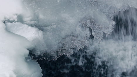 Eiskristalle-Im-Winter.-Nahaufnahme.-Eishintergrund.-Eiszapfen-Mit-Wassertropfen