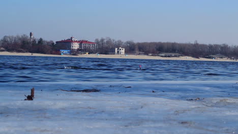 Wintertauchen.-Flusstaucher-Im-Taucheranzug-Schwimmen-Im-Wasser.-Taucher-Im-Winterfluss