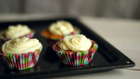 Cupcakes-Backen.-Cupcakes-Von-Hand-Auf-Backblech-Legen.-Selbst-Gemachte-Cupcakes