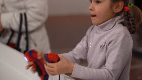 Niña-Jugando-Juguete-De-Control-Remoto.-Primer-Plano-De-Una-Chica-Alegre-Boxeando