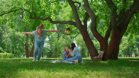 Lächelnde-Familie-Hat-Spaß-Beim-Ausruhen-In-Der-Natur.-Eltern-Spielen-Mit-Kindern-Beim-Picknick.